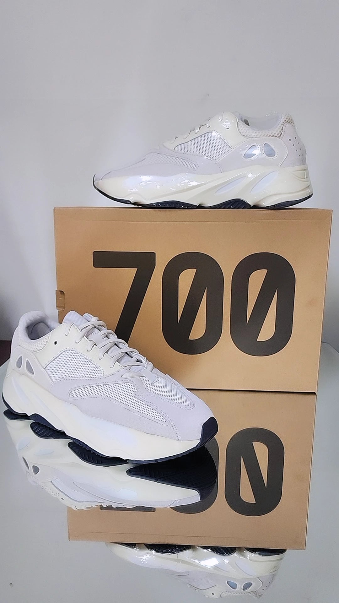 Yeezy  700 Analog