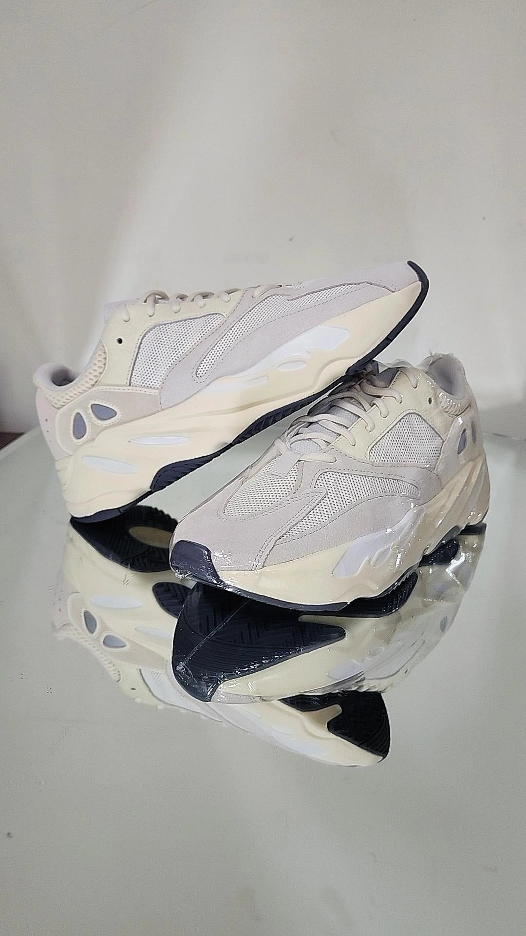 Yeezy  700 Analog