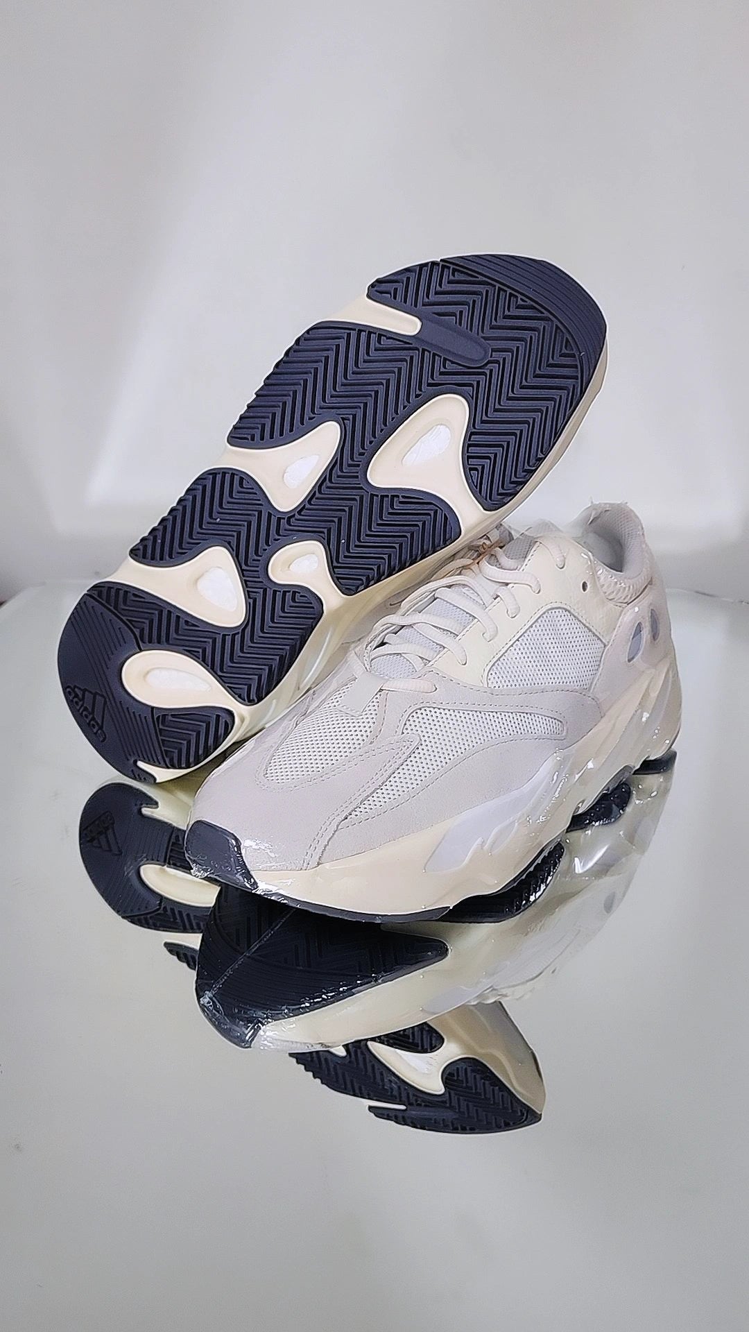 Yeezy  700 Analog